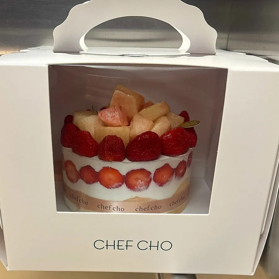 Chef Cho packaging box with a window showing the cake