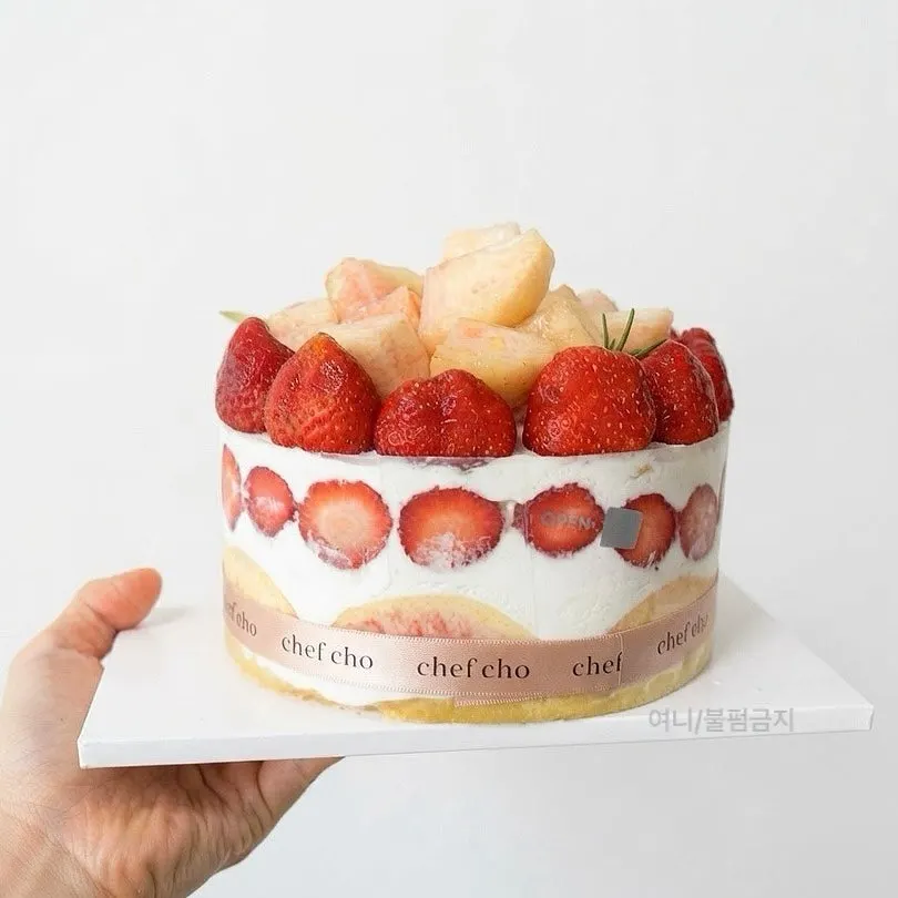 Full view of the Chef Cho Peach Berry No.1 cake
