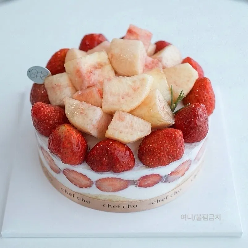 Top of the Peach Berry No.1 cake with the box opened