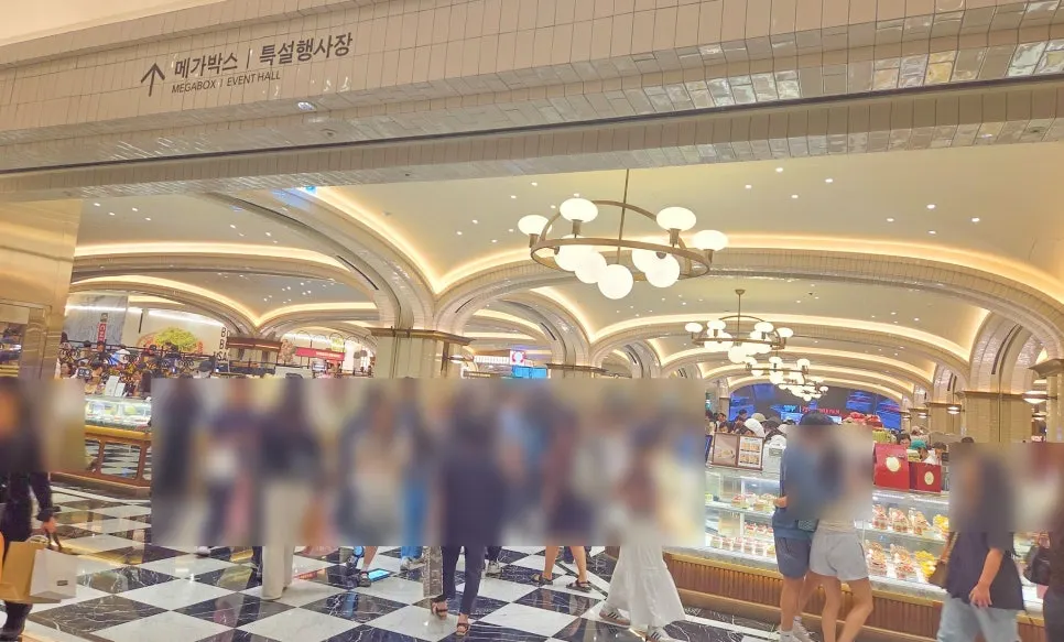 추석 앞두고 붐비는 신세계 강남 지하 1층 스위트파크
