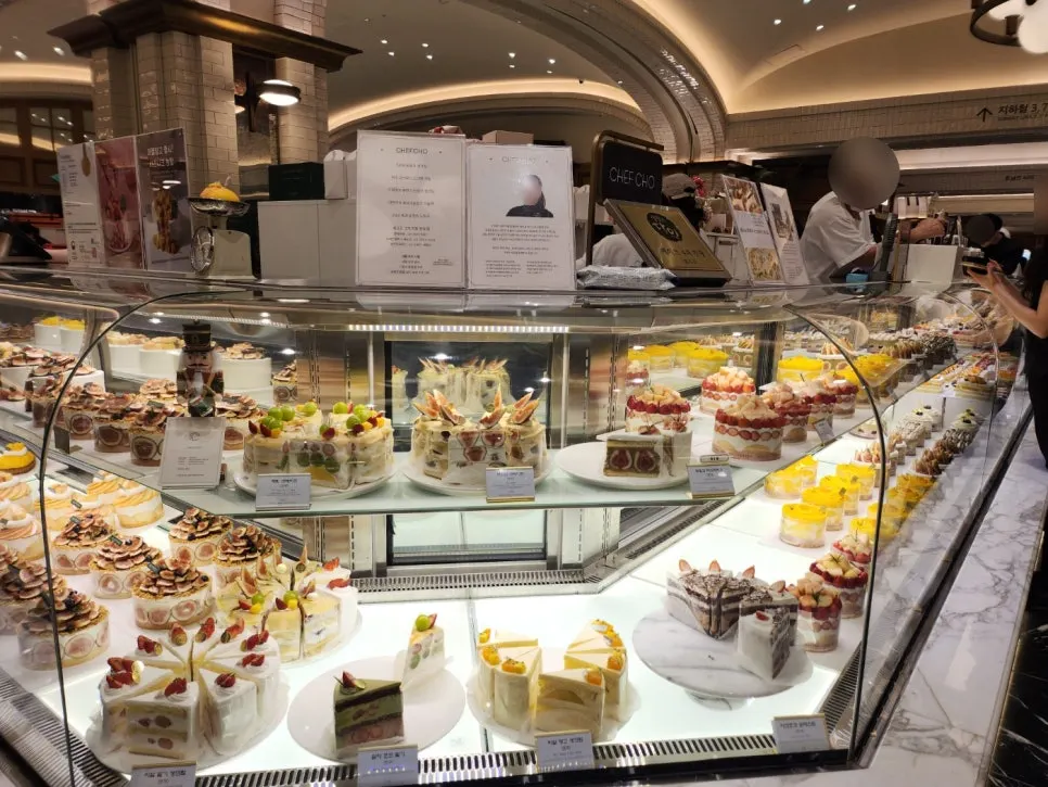 Chef Cho cake display case