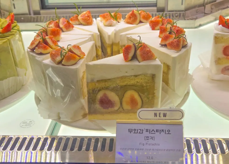 새로 나온 무화과 피스타치오 조각 케이크