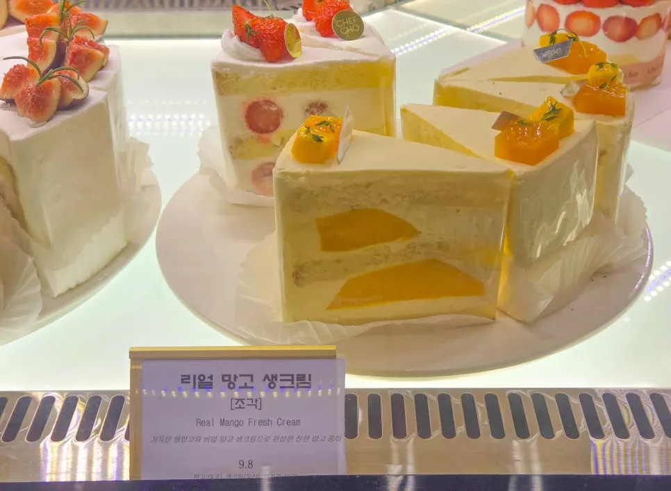 쉐프조 과일 생크림 케이크 진열 모습