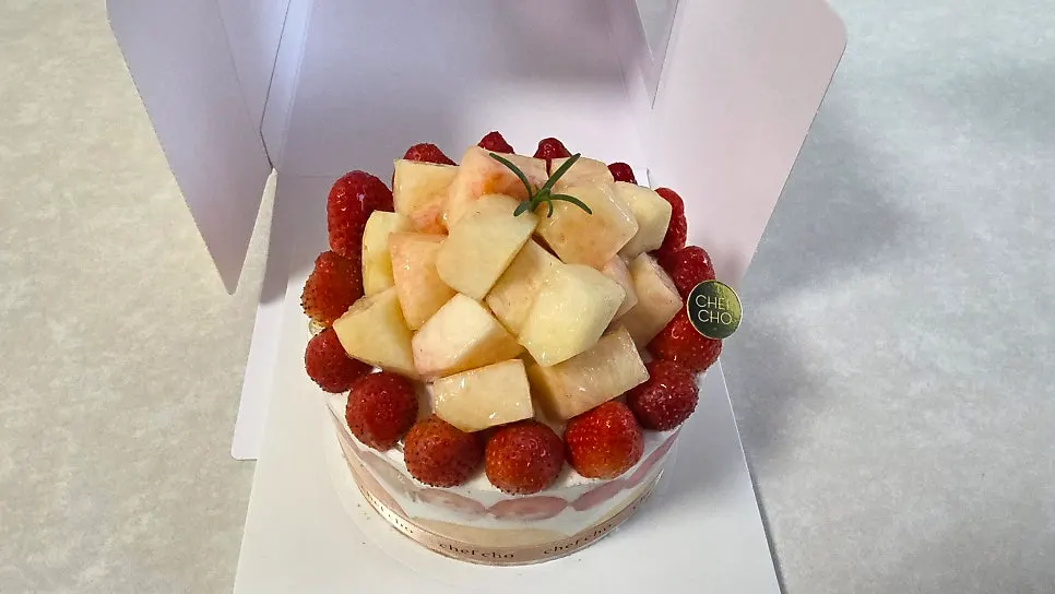 접시에 담은 피치베리 케이크 한 조각