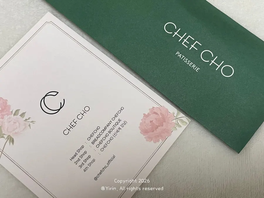 피치베리 케이크 위 딸기 단면