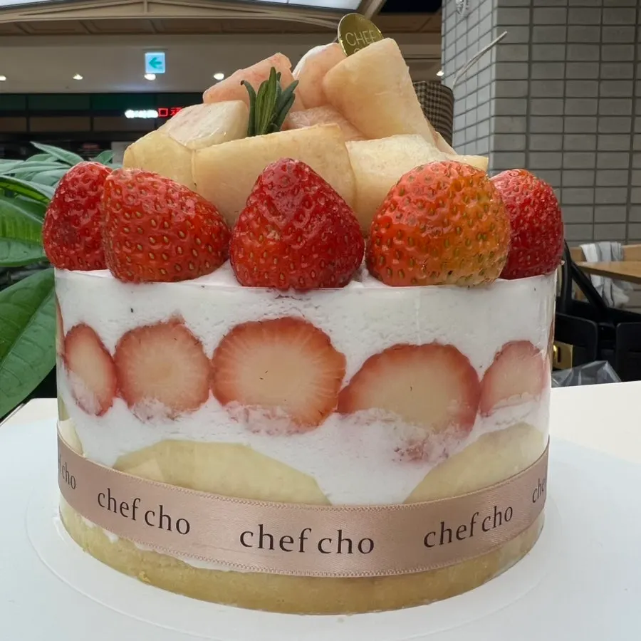 Peach Berry No.1 cake unboxed at home