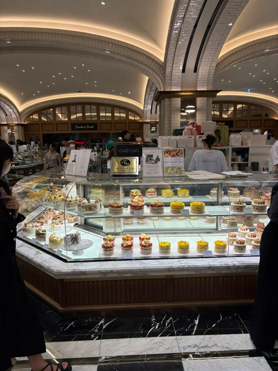 Full view of the Chef Cho cake showcase