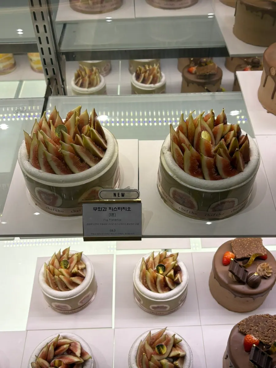 Chef Cho No.1 and Mini size whole cakes