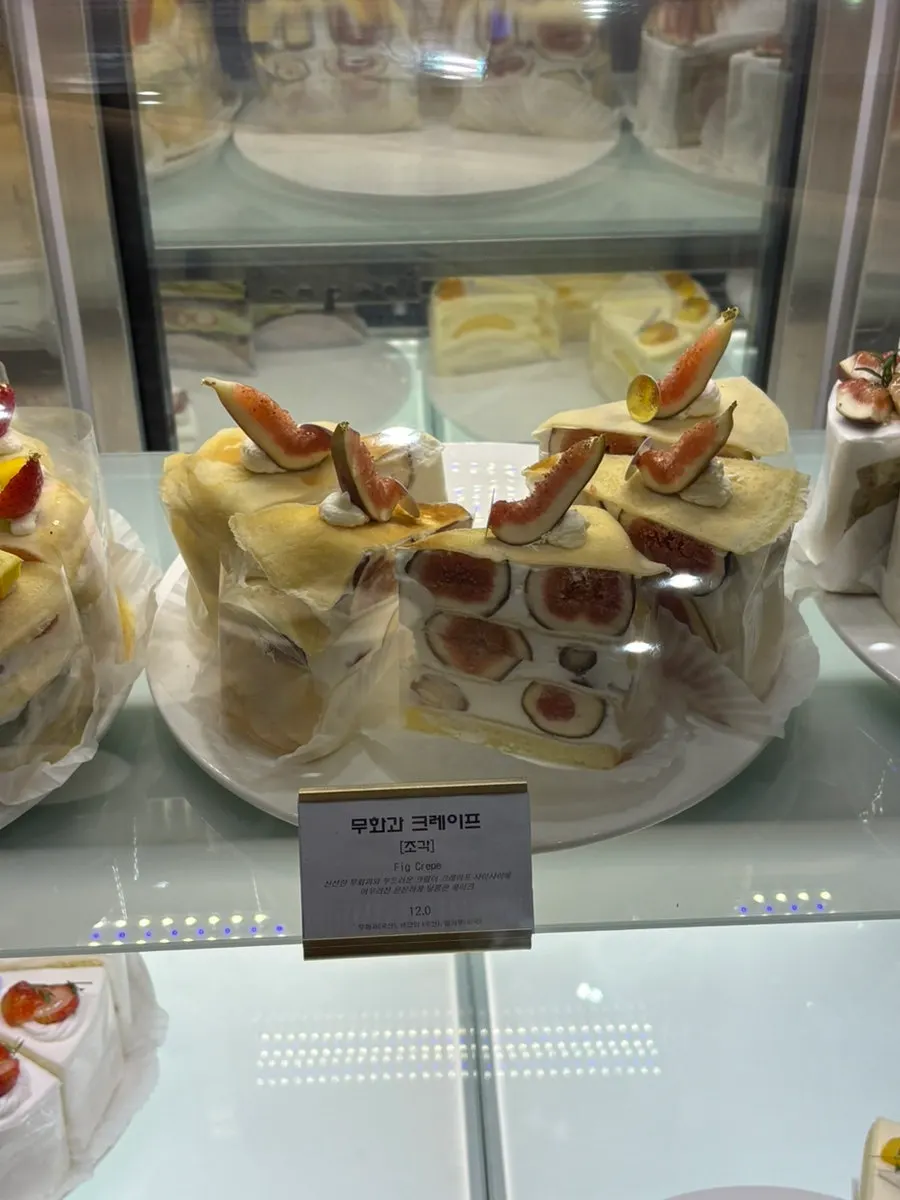 Chef Cho slice cake topped with fruit