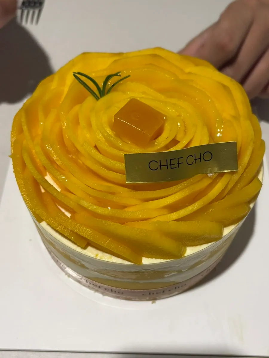 Fresh mango slices arranged in a flower shape
