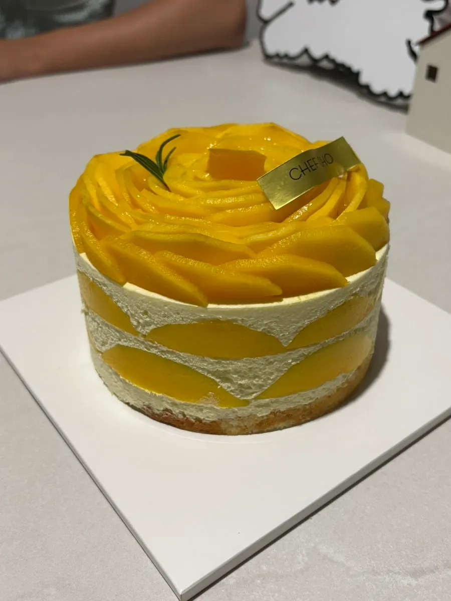 Top of the cake with mango jelly at the center of the mango flower