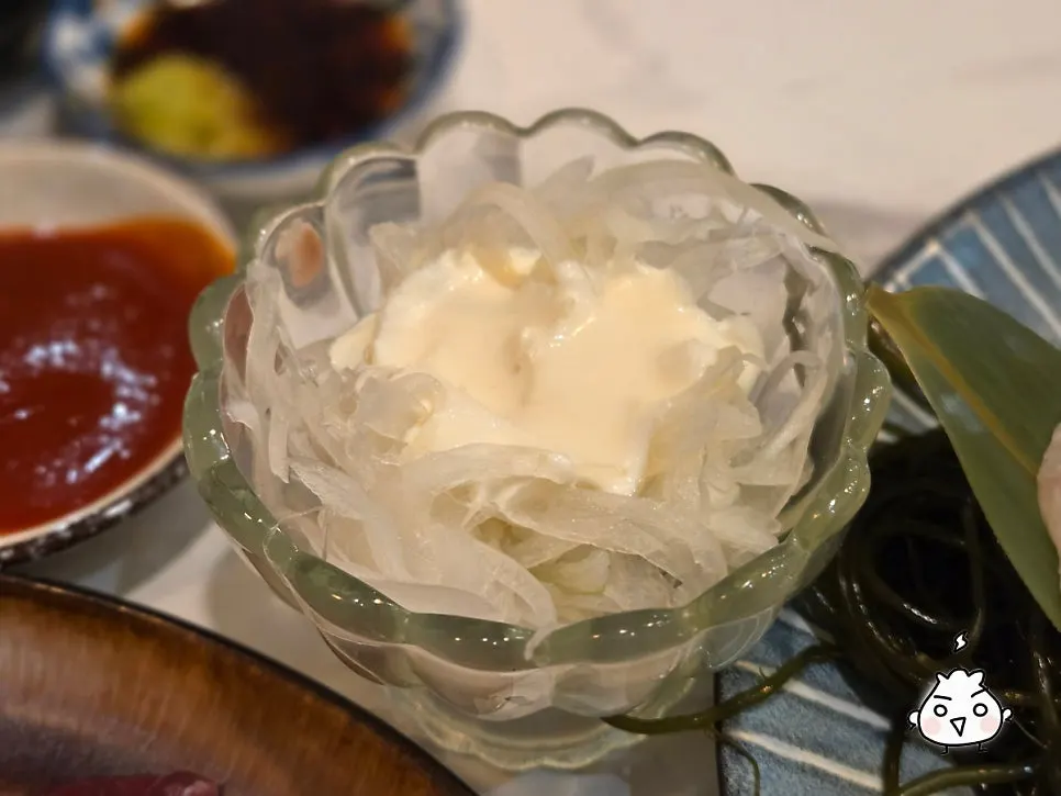 양파마요 소스를 올린 연어 사시미