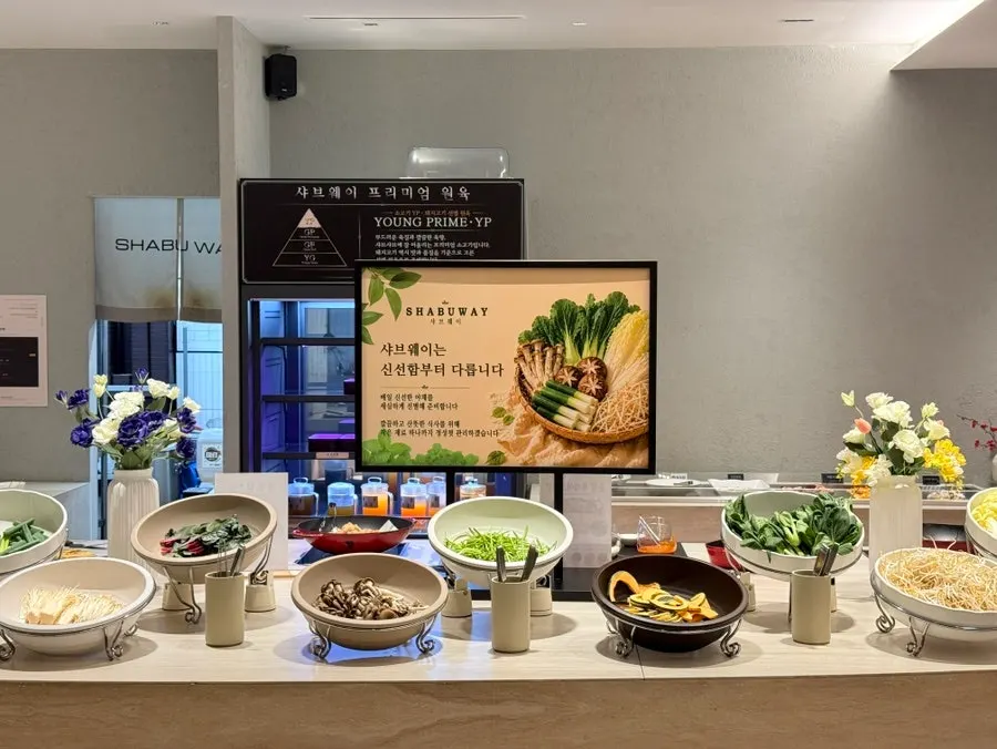 샤브샤브 냄비와 고기 접시가 놓인 테이블