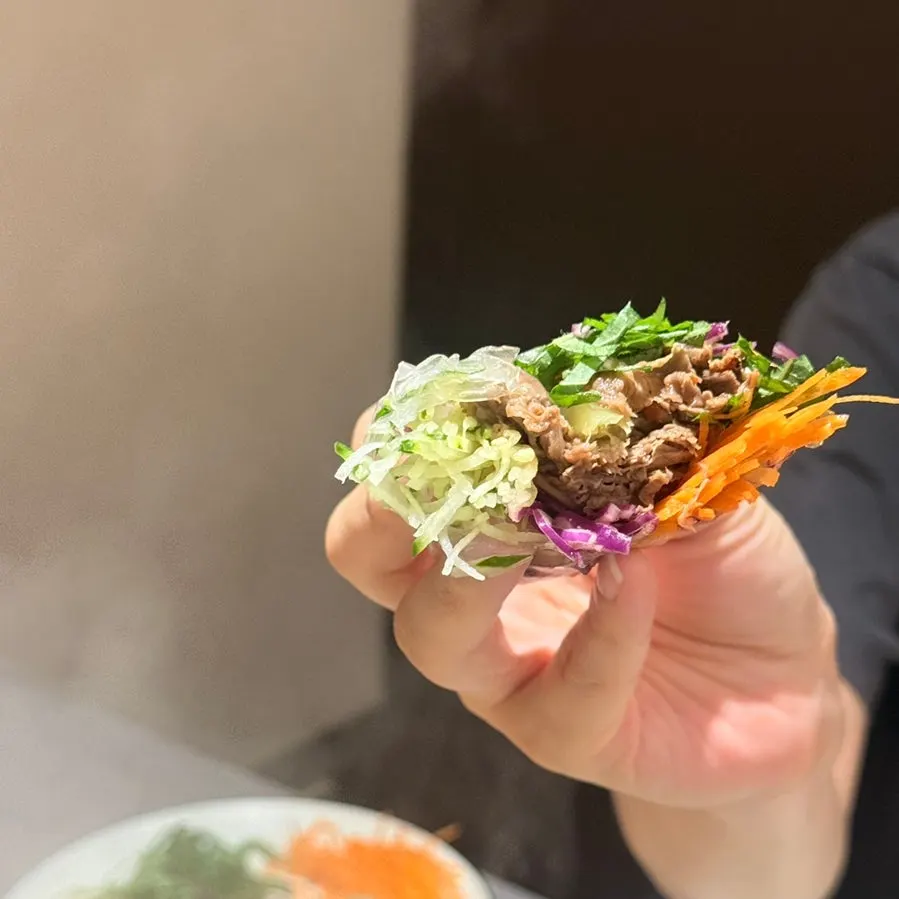 접시에 담아온 샤브샤브용 채소와 사리