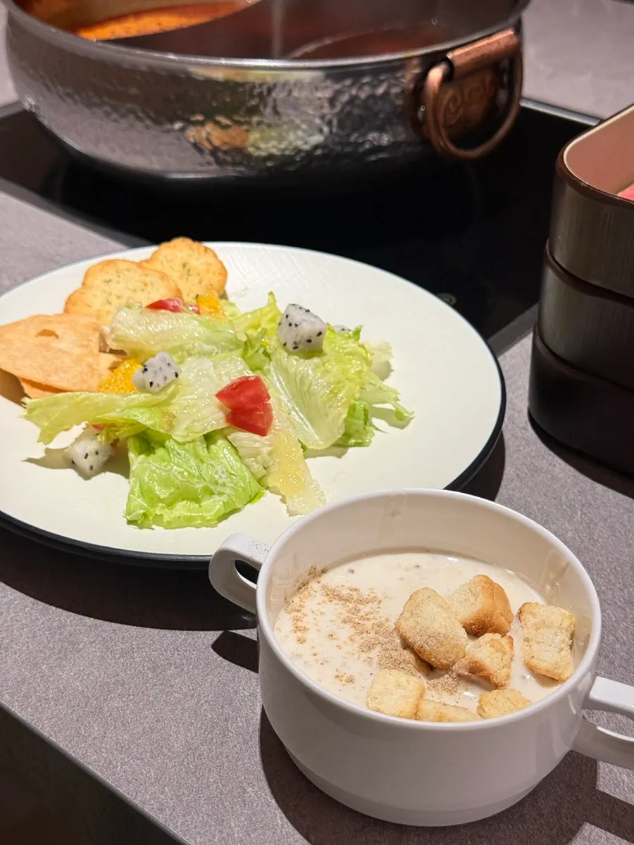 치킨 꿔바로우 볶음우동 등 뷔페 핫푸드 코너