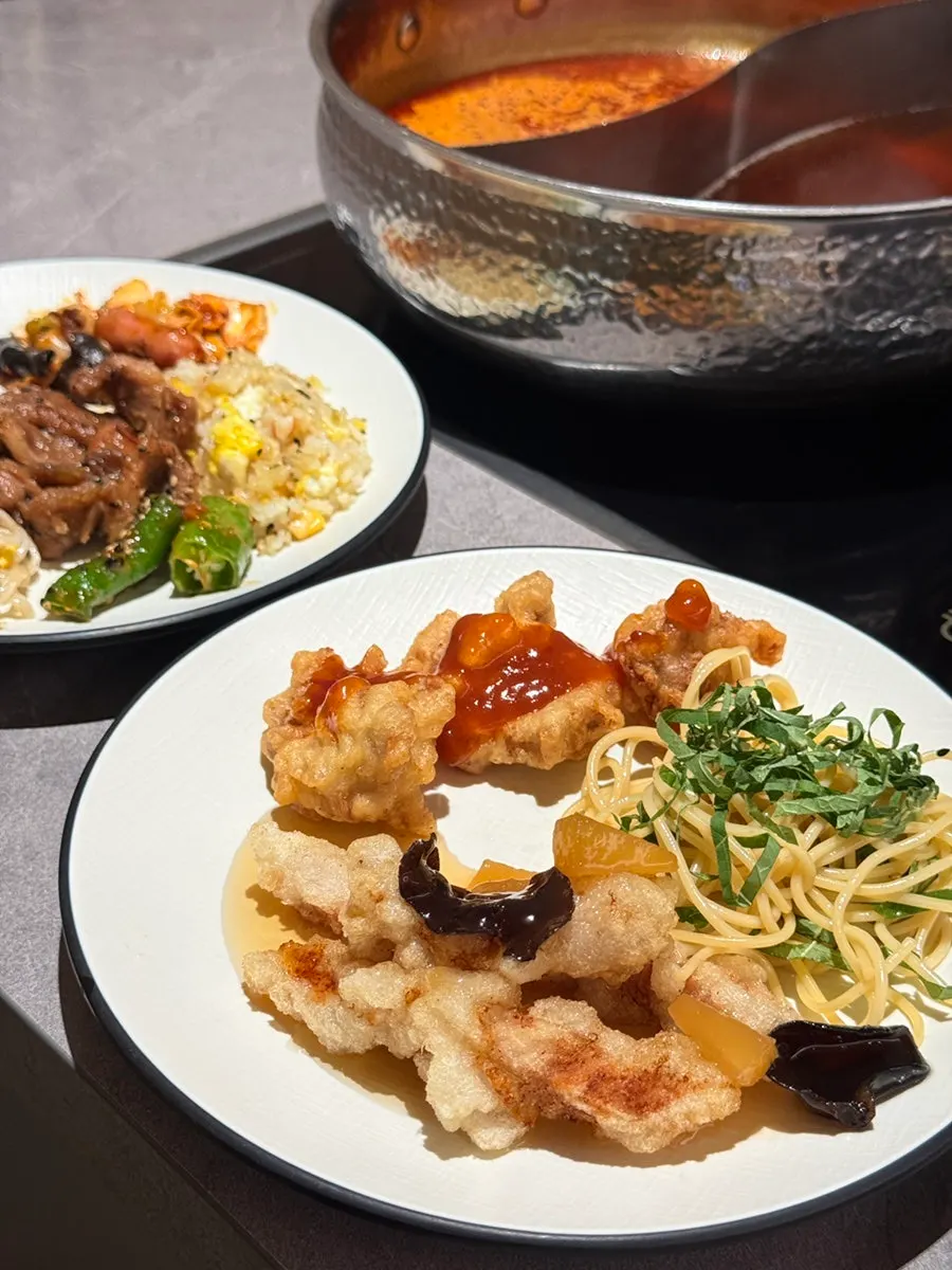 접시에 담아온 뷔페 식사 메뉴