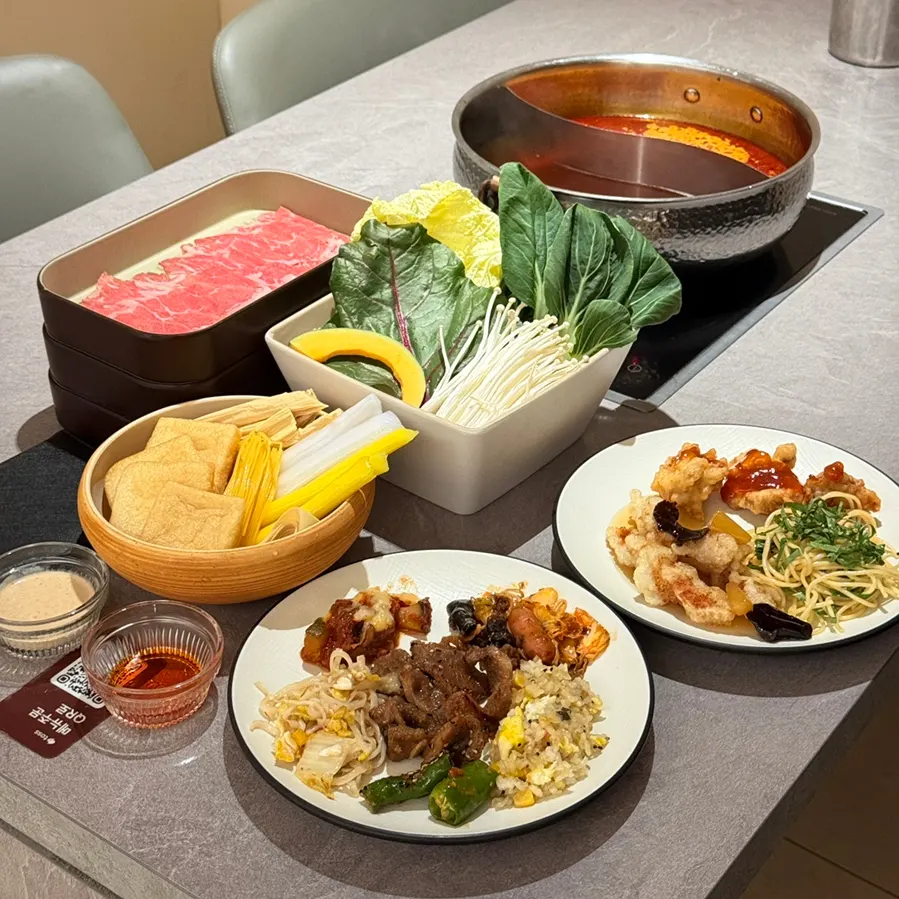 돼지갈비를 포함한 뷔페 음식 접시