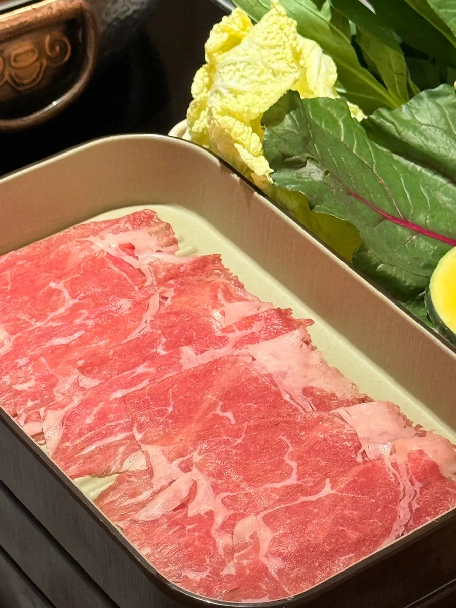 버섯 육수와 마라 육수 반반 샤브샤브 냄비