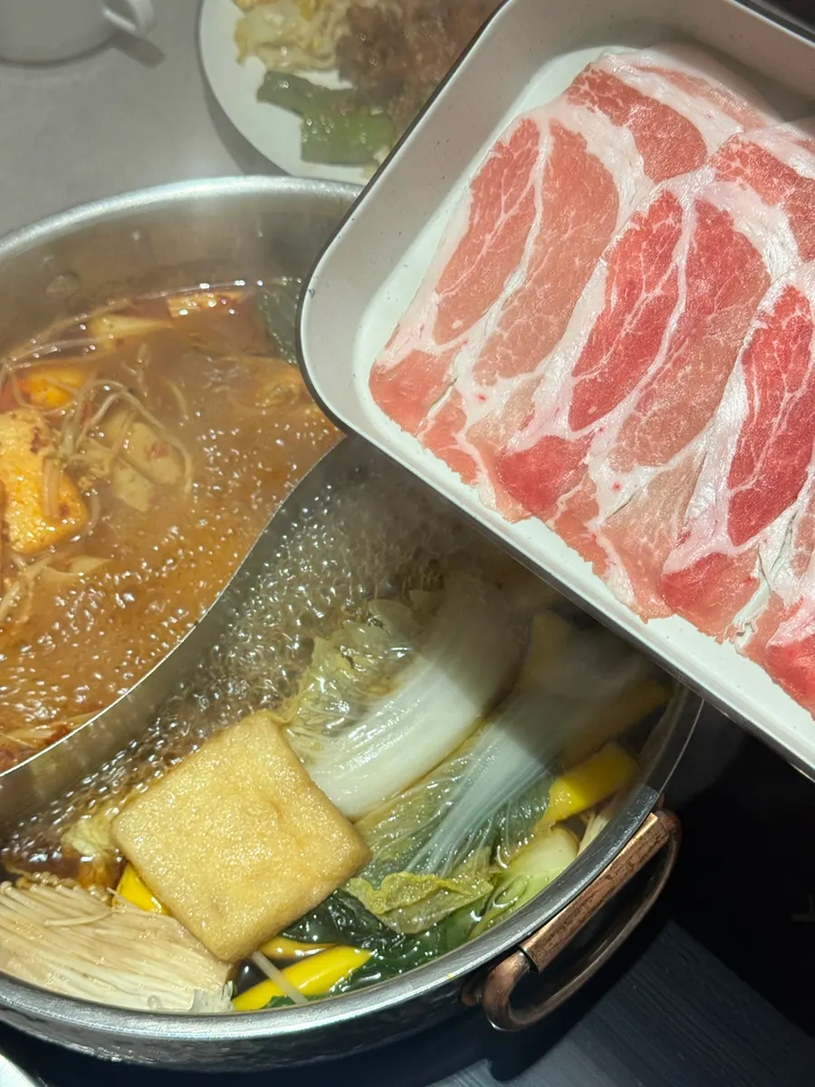 마라 육수에 익힌 우삼겹