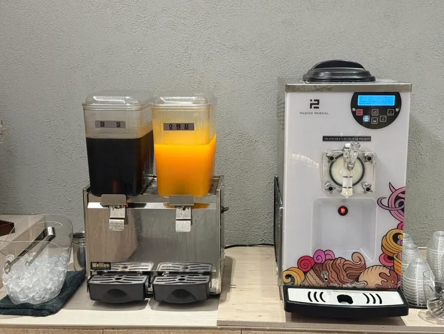 과일과 마늘빵이 놓인 디저트 코너