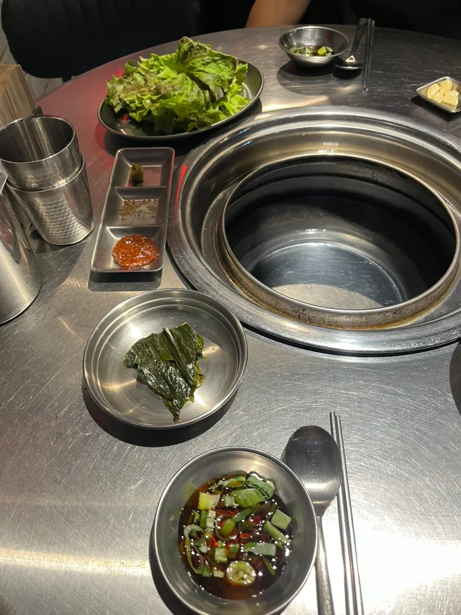 삼목집 입구 카운터 공간