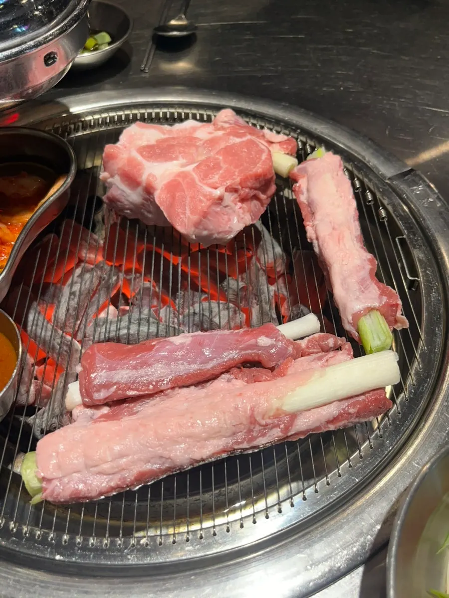 숯불을 올린 고기 불판