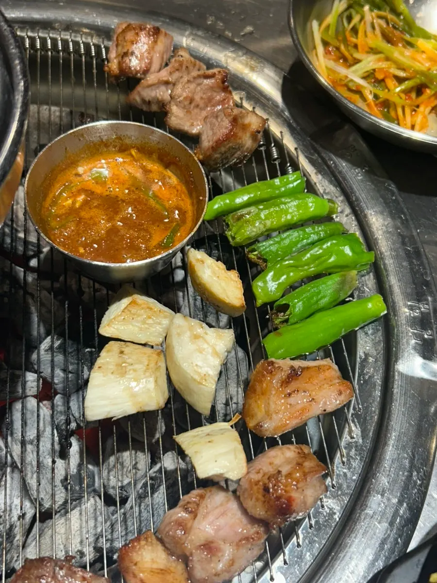 멜젓과 함께 먹는 숯불구이