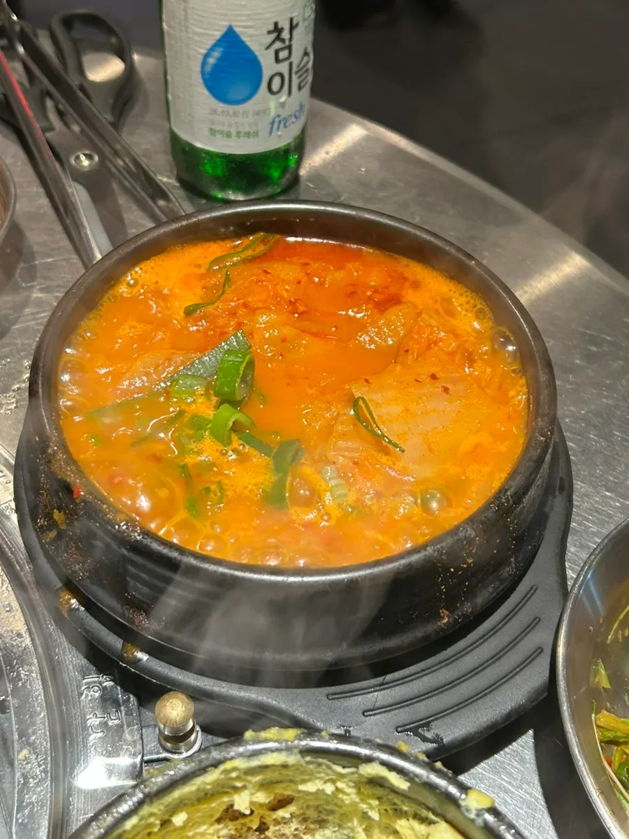 불판에 구운 야채와 고기