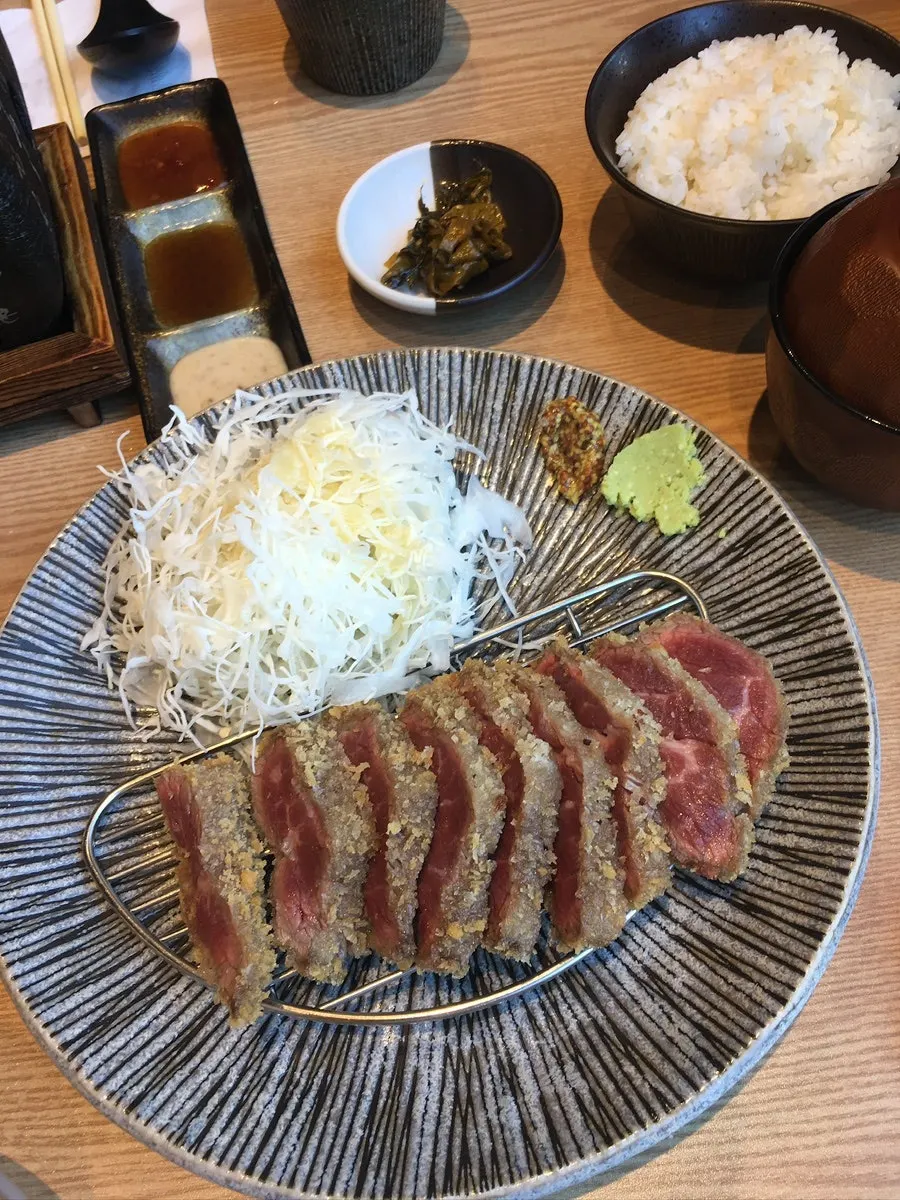 Personal charcoal grill for cooking gyukatsu