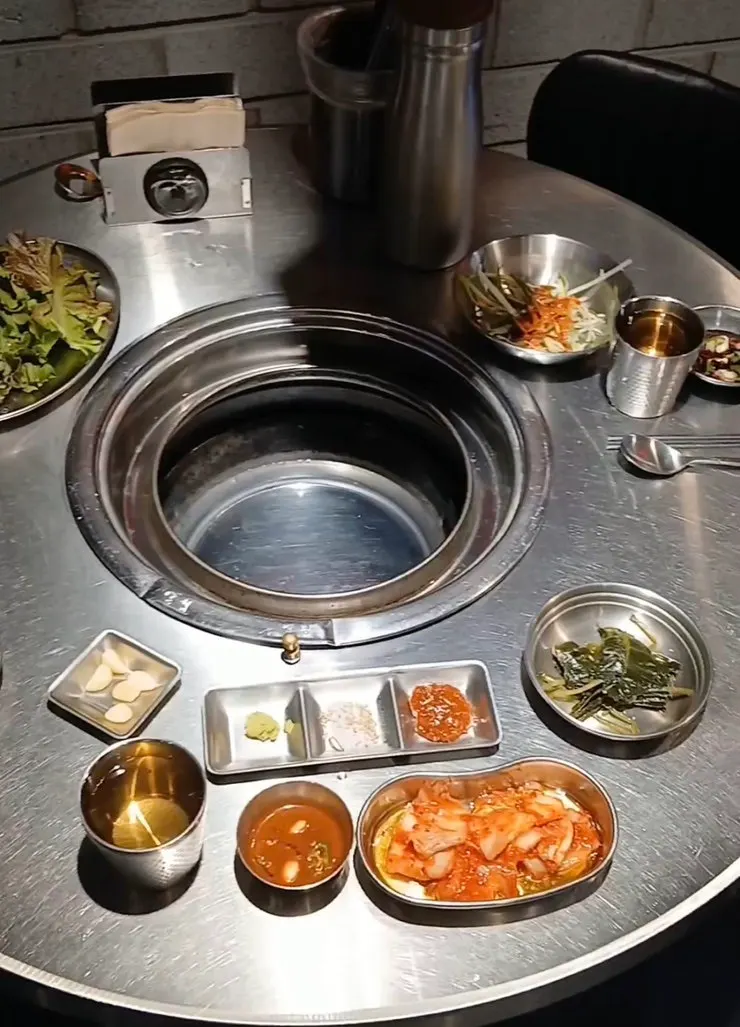 삼목집 정돈된 매장 내부