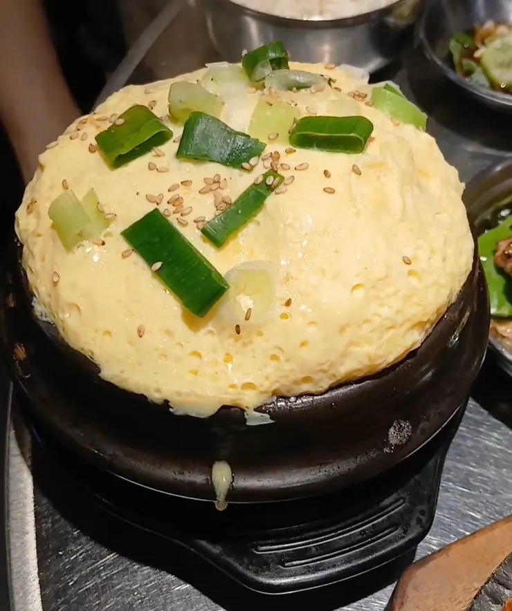직원이 구워낸 두툼한 숙성 삼겹살