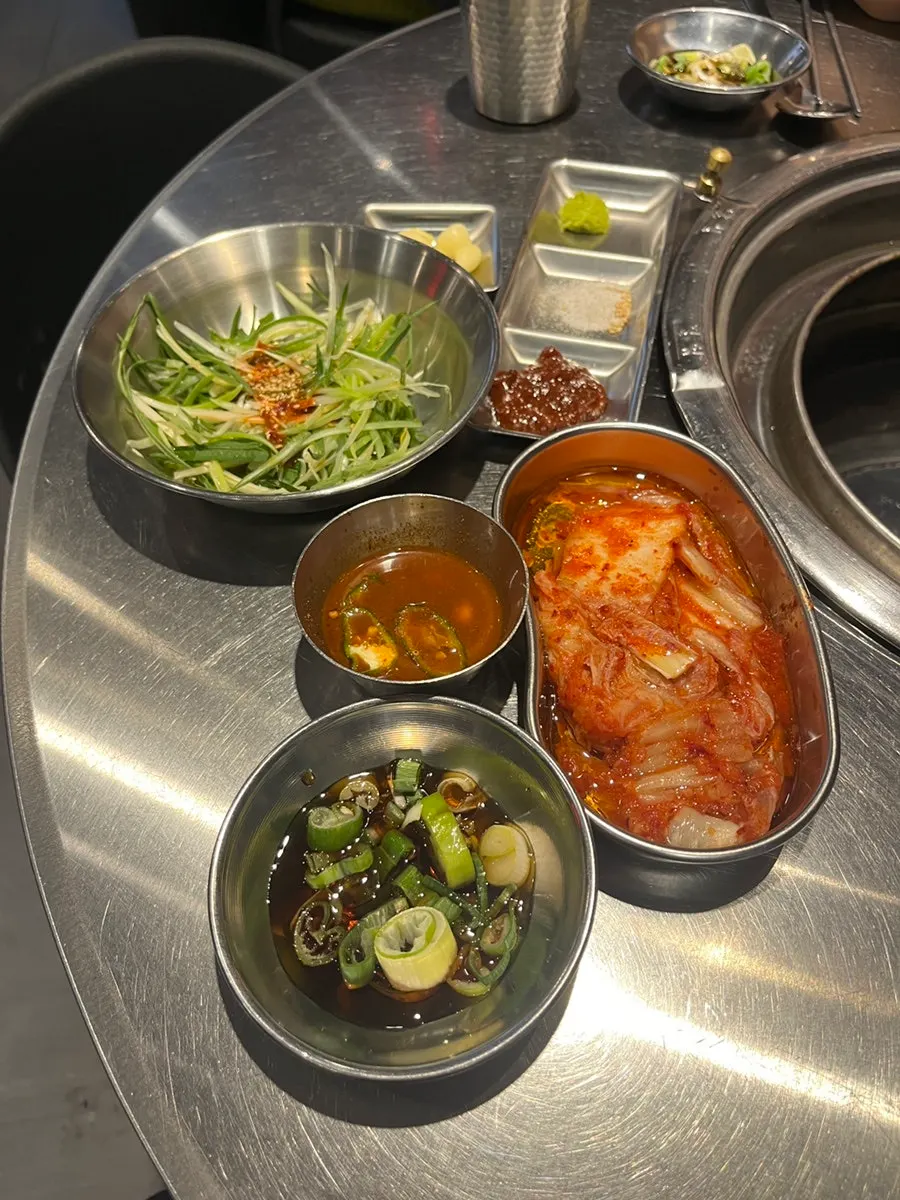 평일 저녁 테이블이 찬 삼목집 내부