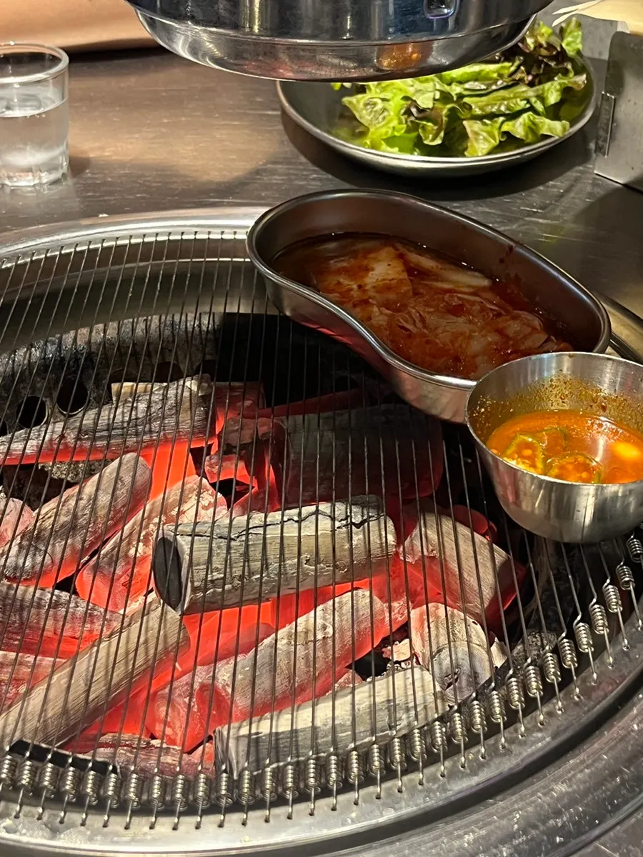 불판에 올린 김치와 멜젓