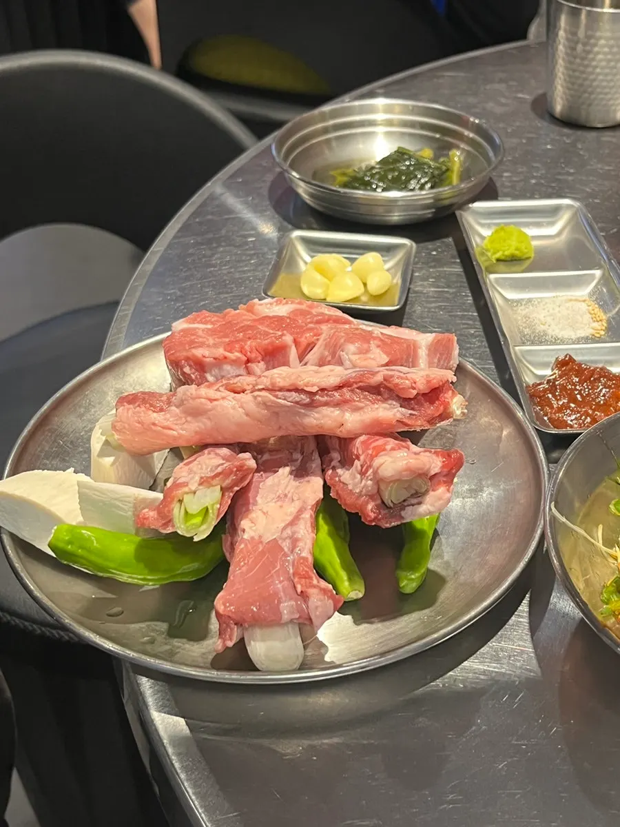 테이블에 들어온 숯불