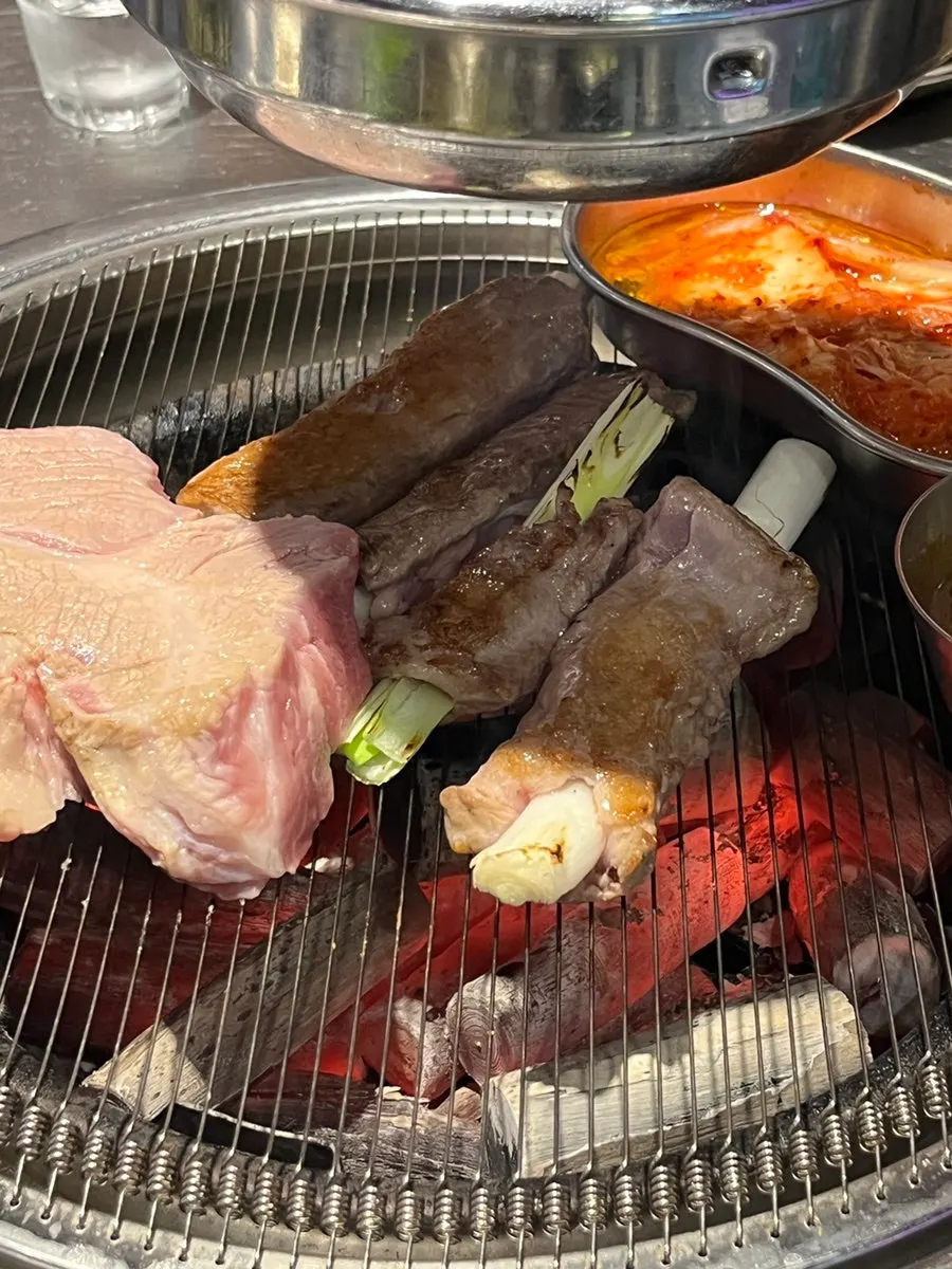 숯불에서 익어가는 특목살과 통대파 갈매기살