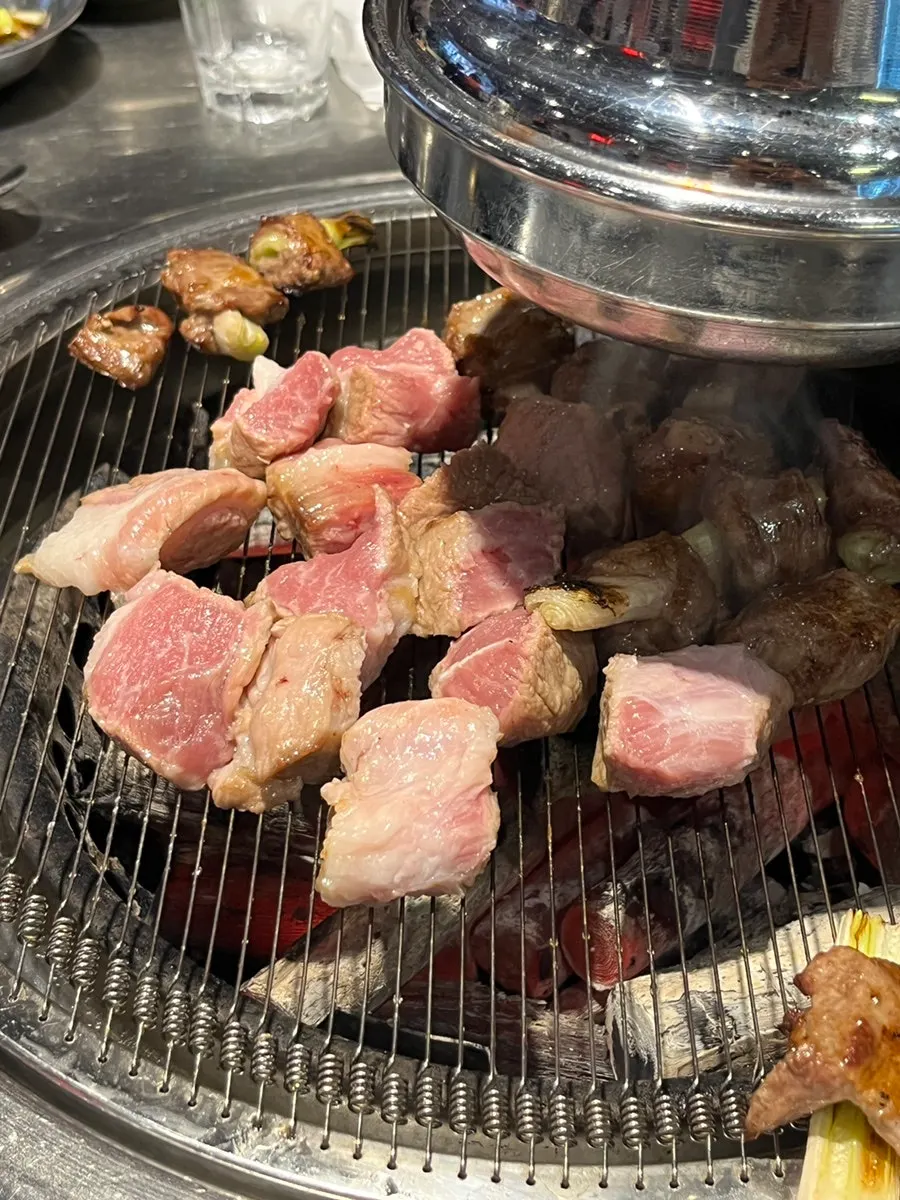 크게 잘라 속까지 익히는 두툼한 특목살