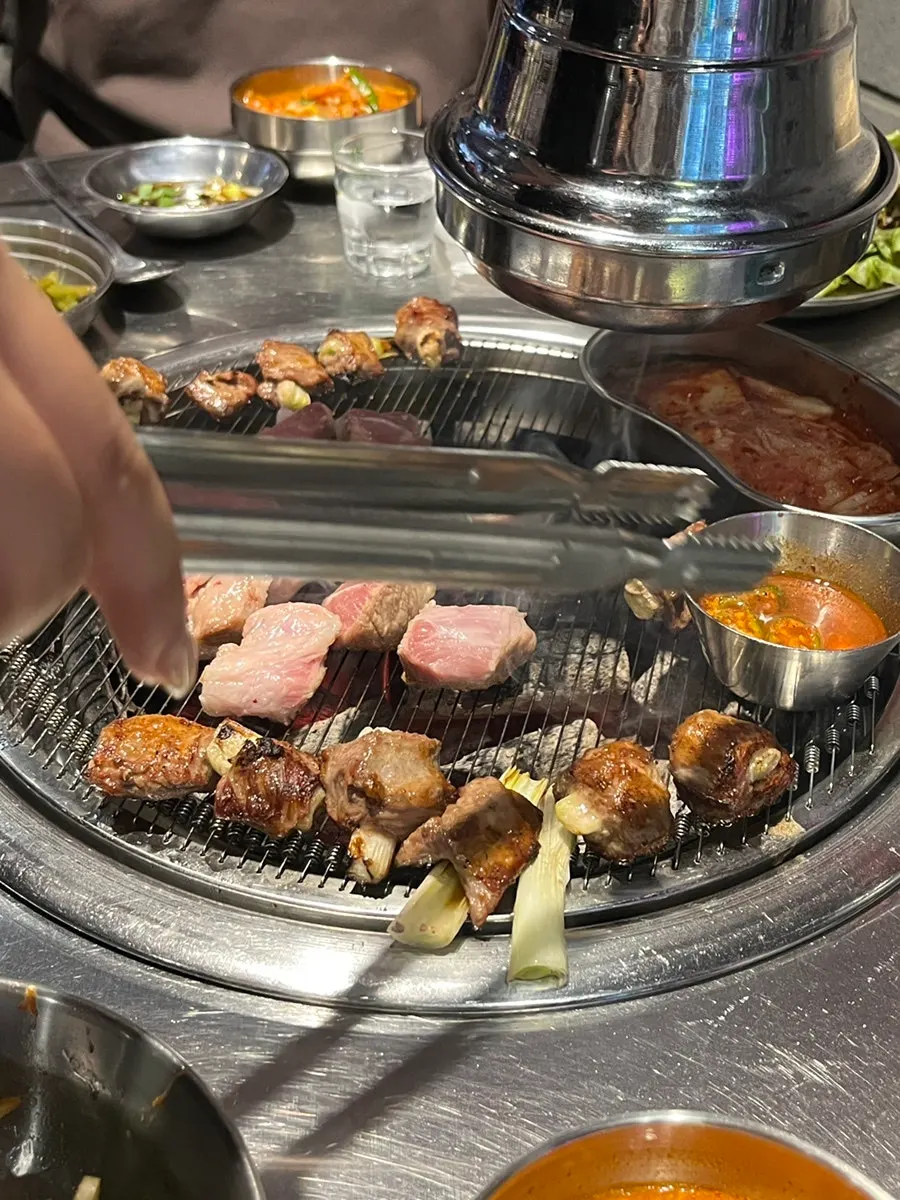 불판 위 특목살과 곁들임 채소