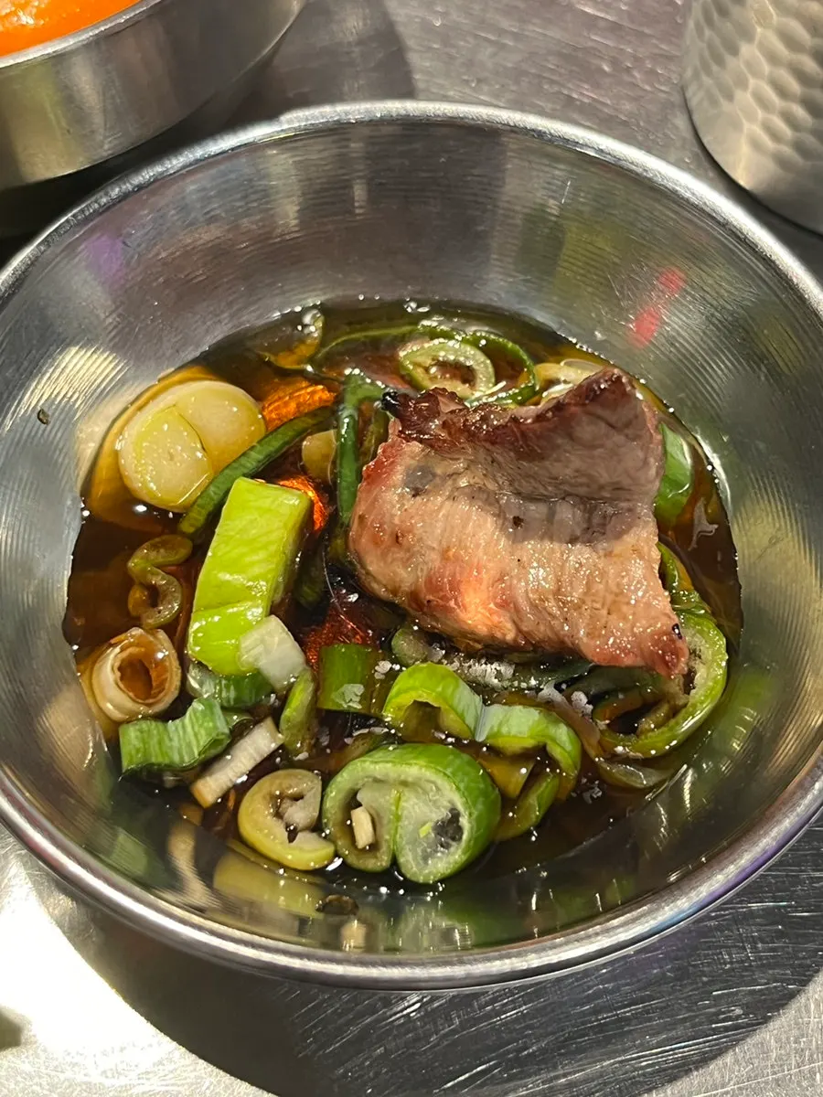 소금에 찍어 먹는 숙성 고기 한 점