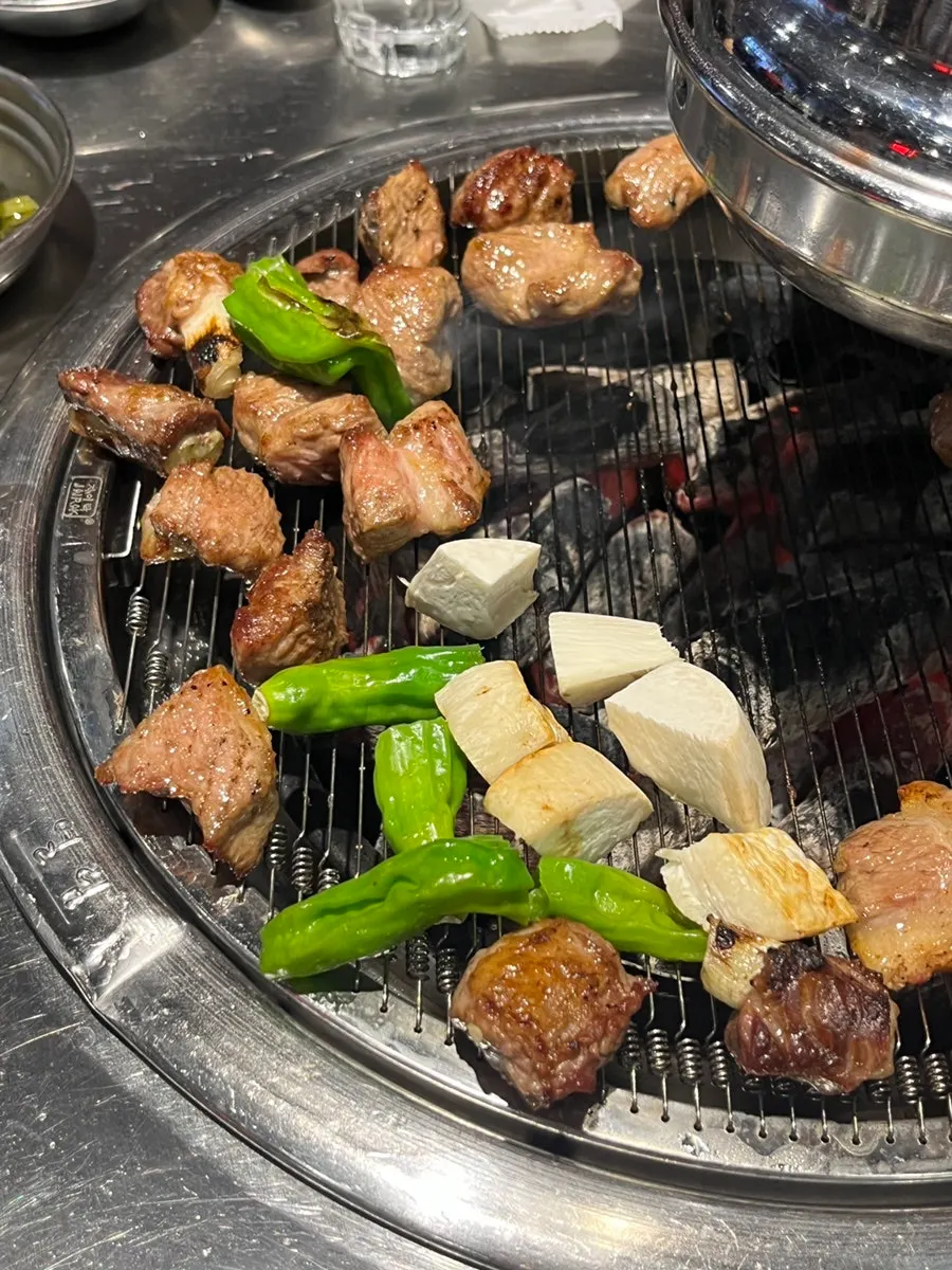 꽈리고추와 새송이버섯을 곁들인 특목살