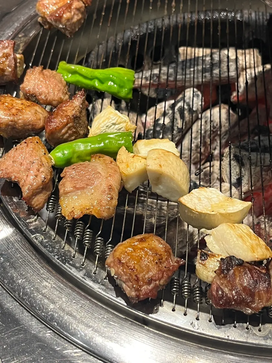 멜젓에 찍은 특목살 한 점
