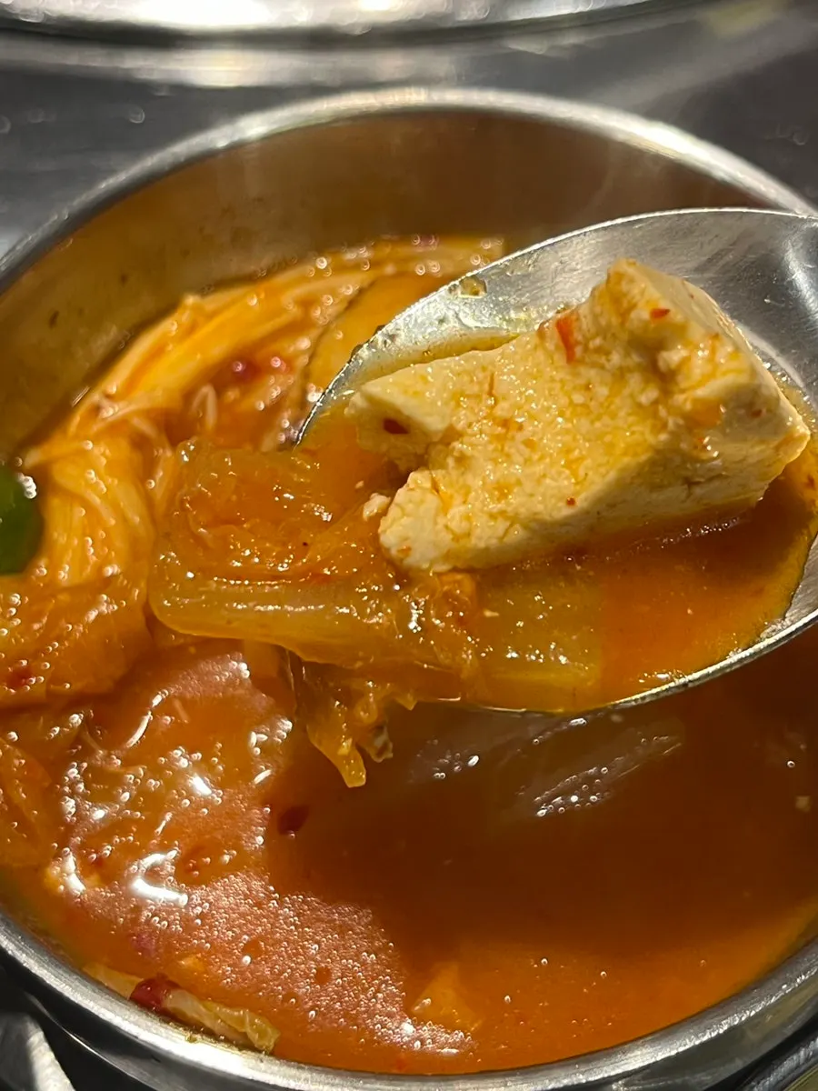 두부를 곁들인 돼지고기 김치찌개