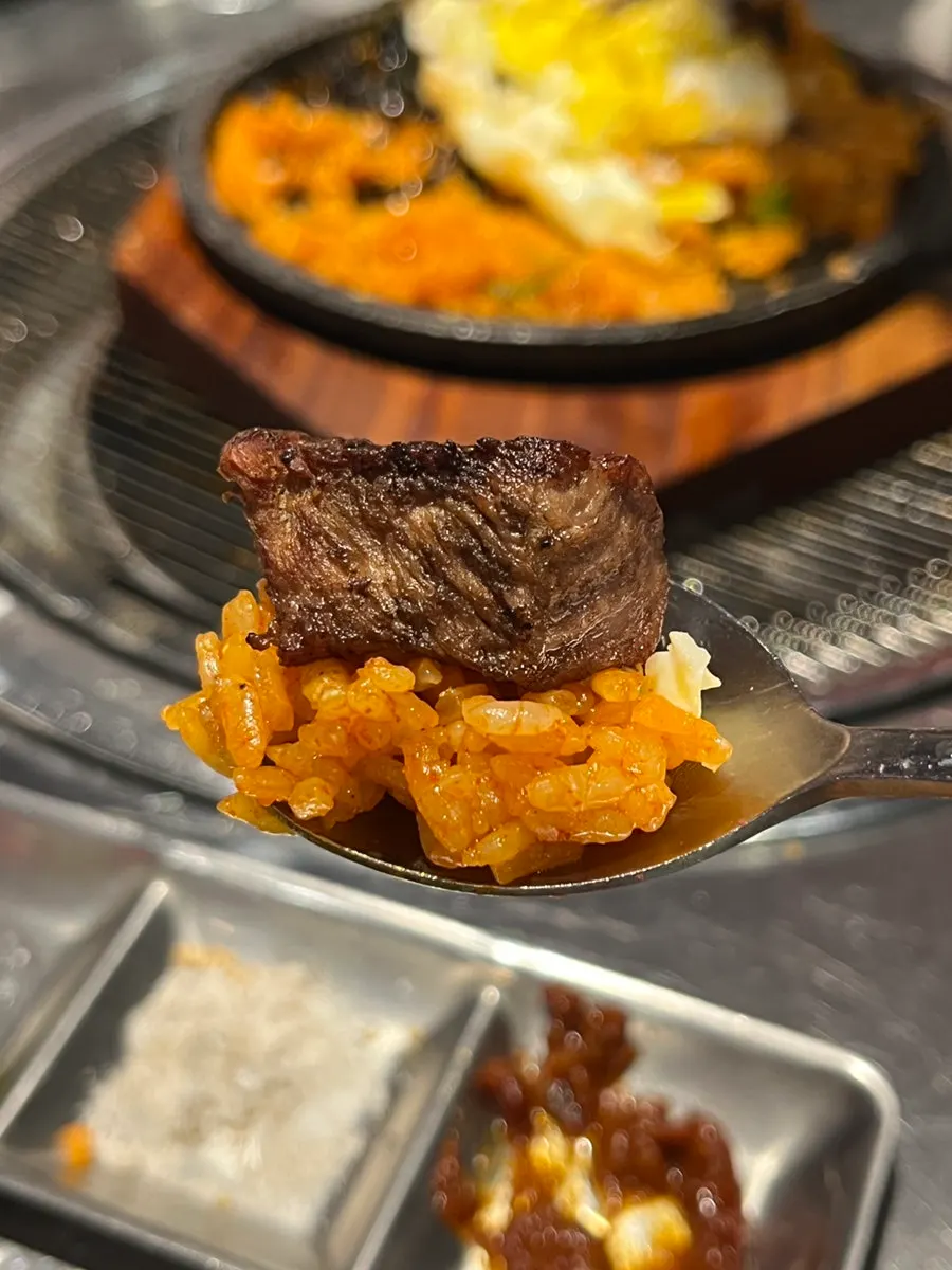 반숙 계란과 섞어 먹는 볶음밥