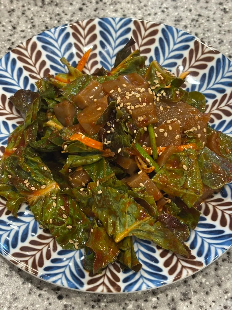 Soybean-powder makhoe eaten with perilla leaves
