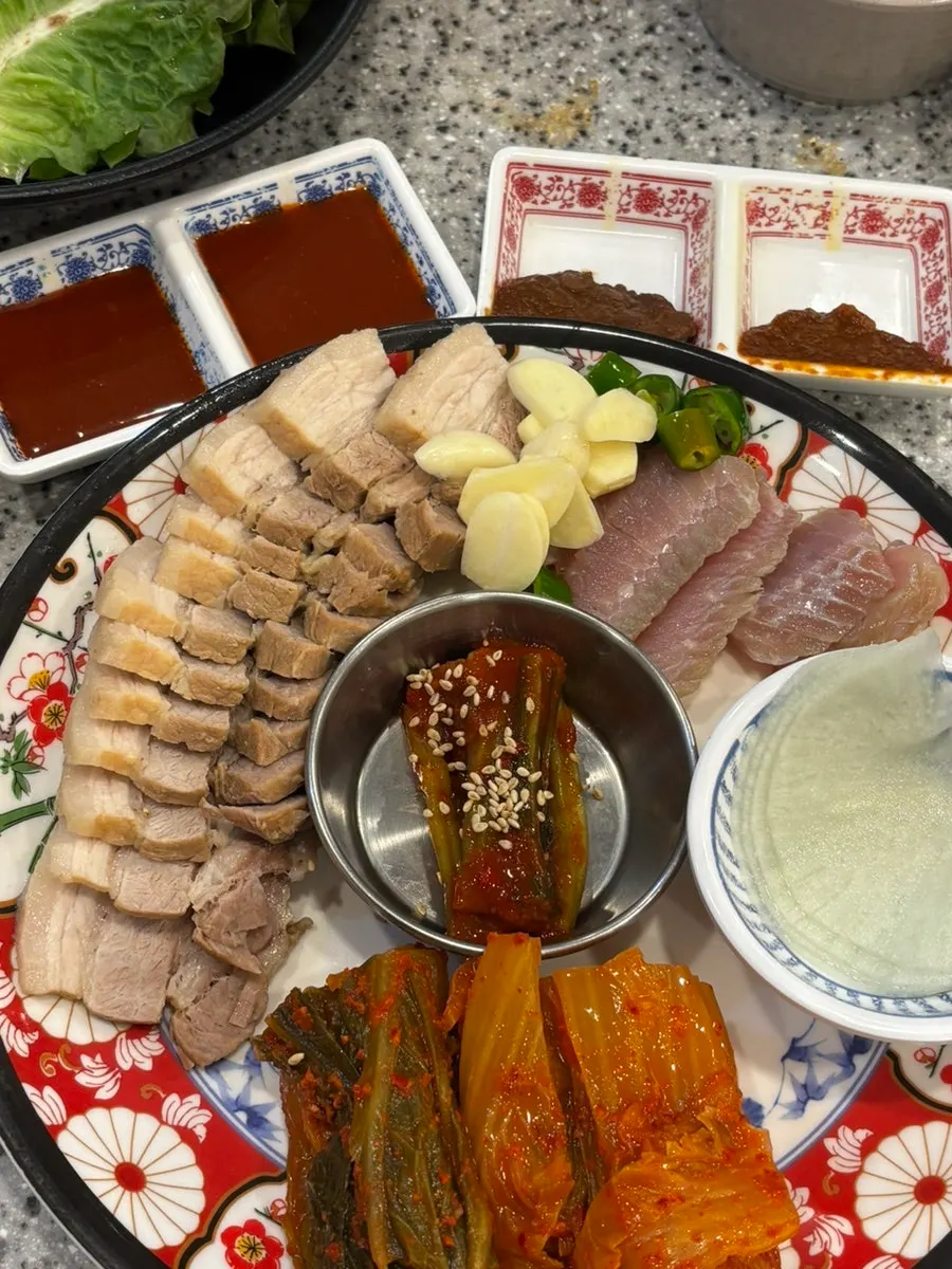 Sinjjukkumi with thin-sliced pork belly and rice cakes