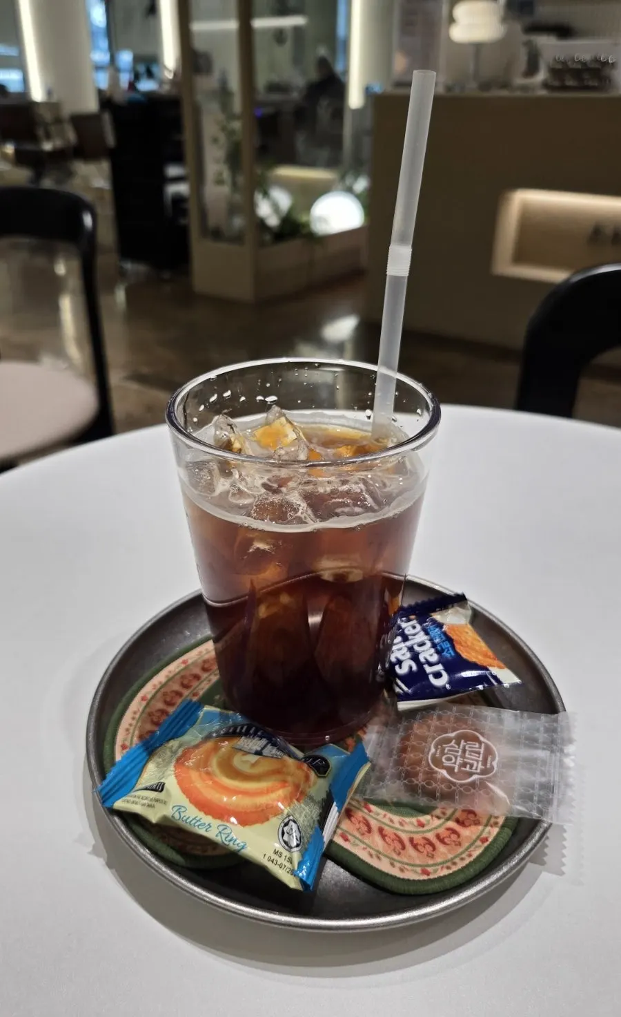 커피와 음료를 준비한 카페테리아