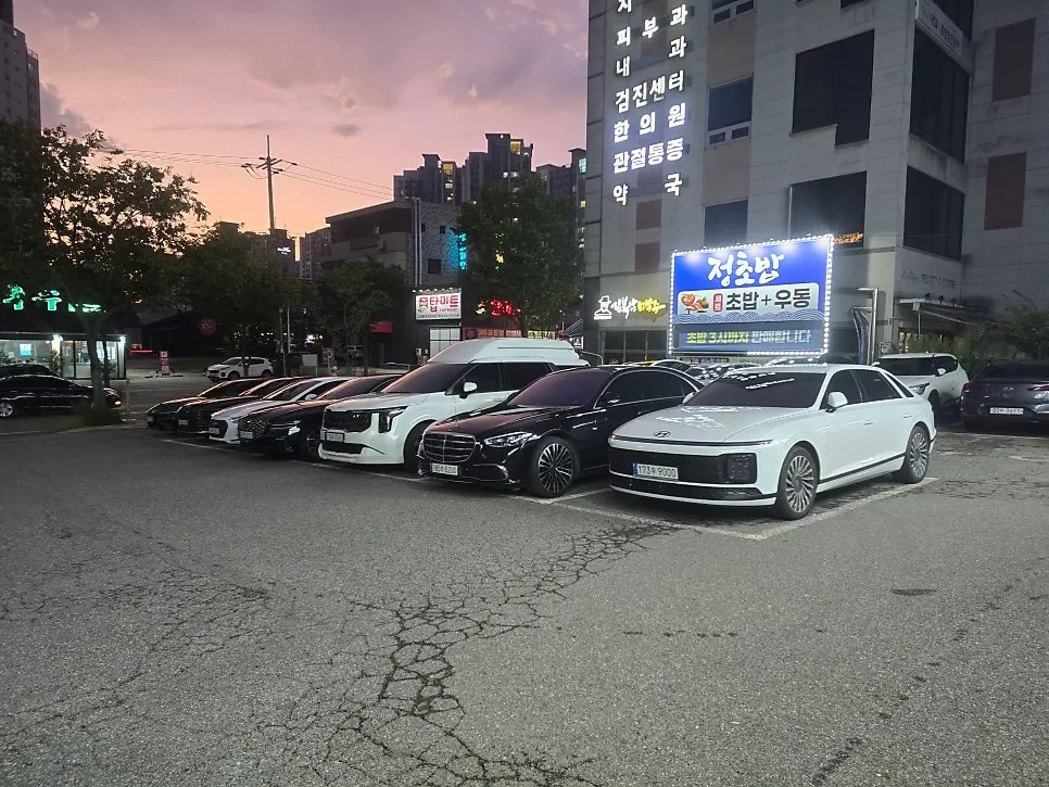동해바다횟집 외관과 주차장