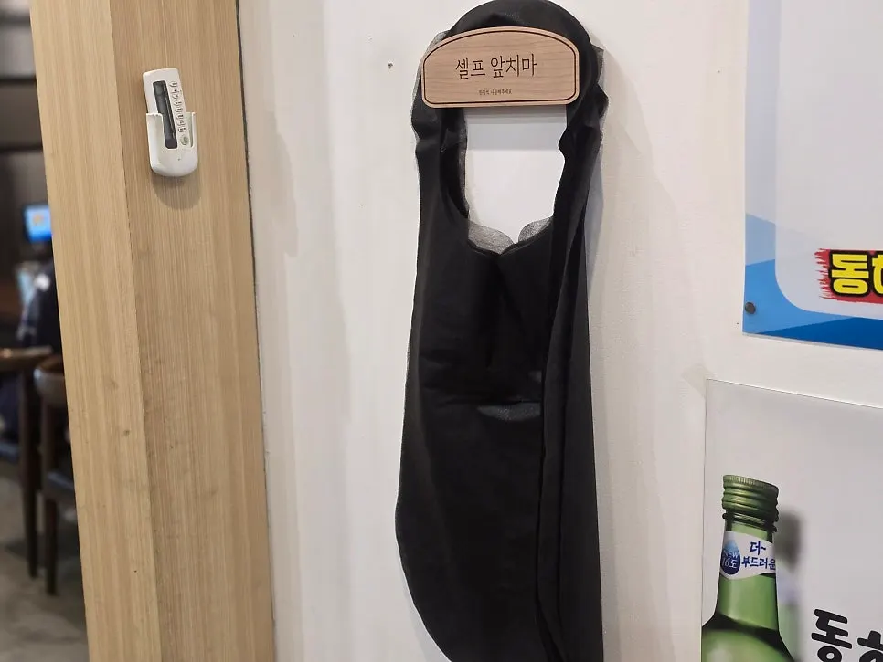 홀과 단체룸이 있는 내부