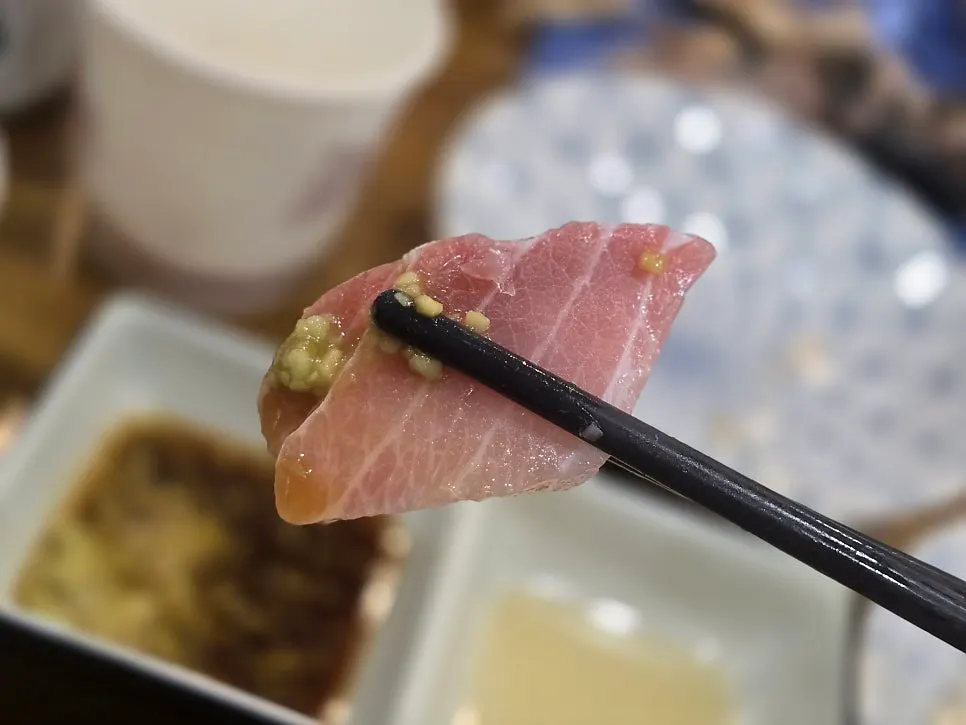 두툼하게 썬 모둠회