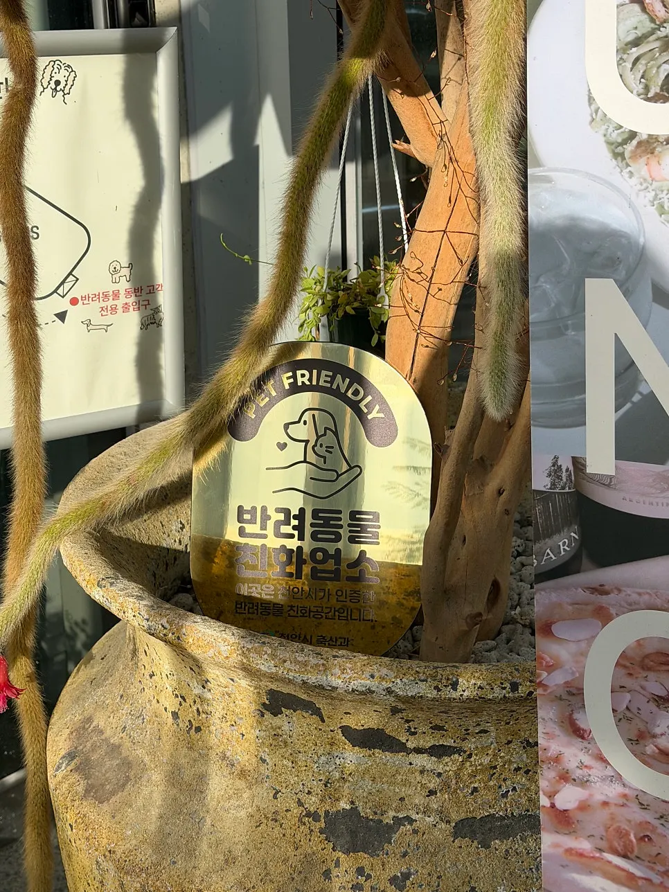그림스 카페 넓은 실내 공간
