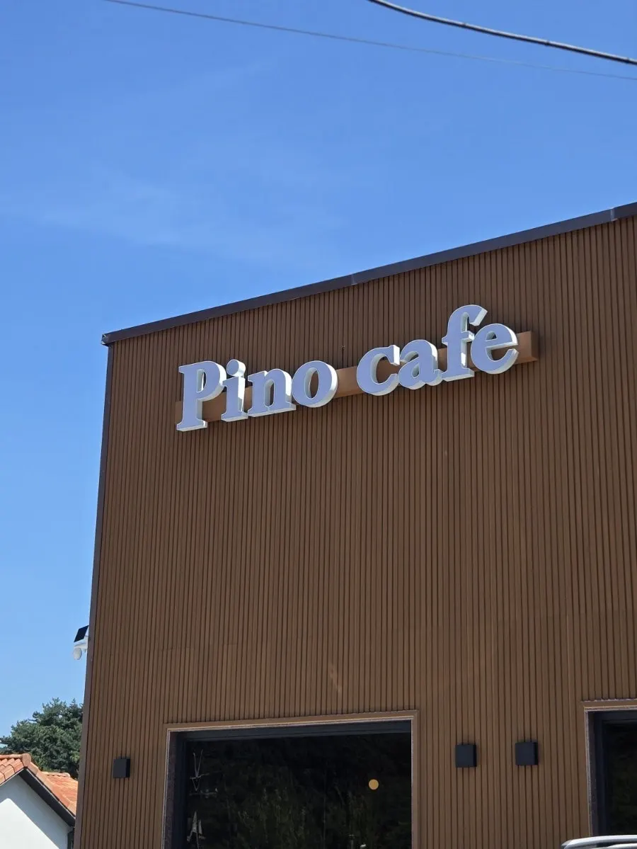 Dedicated café parking lot